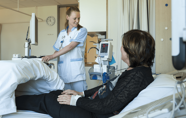 Patiënte in gesprek met verpleegkundige Deventer Ziekenhuis