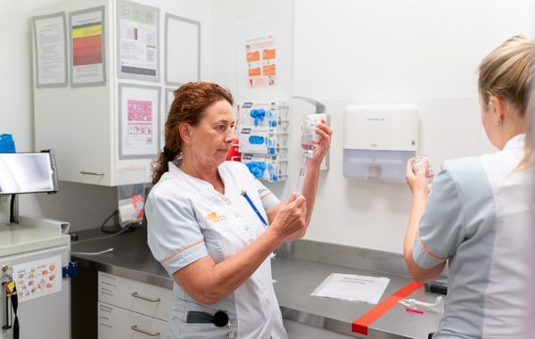 Verpleegkundige prepareert injectiespuit