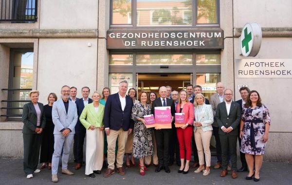 Groep met ondertekenaars van het Aanvullend Zorg- en Welzijnsakkoord