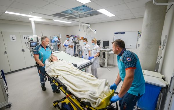 een patiënt wordt de spoedeisende hulp binnen gebracht op een brancard