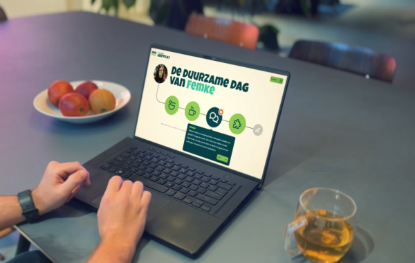 Op laptop is Leerprogramma duurzame zorg voor de care zichtbaar