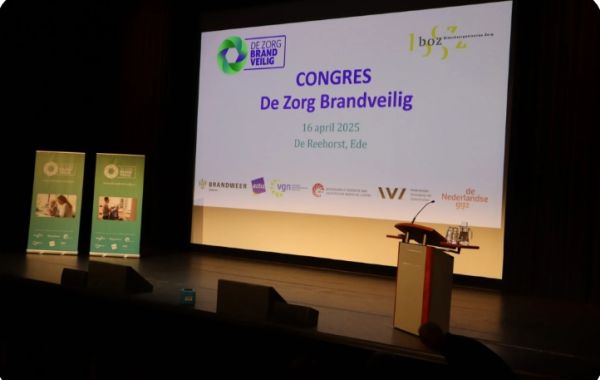Beamerscherm met titel congres de zorg brandveilig