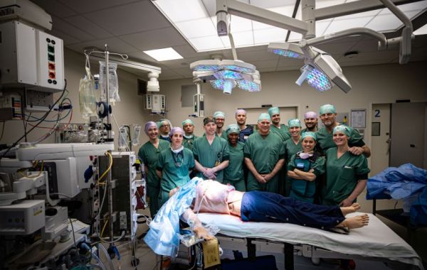 Groepsfoto tijdens het bezoek van de Commandant der Strijdkrachten aan het HMC