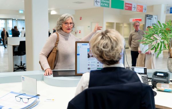Vrouw aan de balie van het ziekenhuis