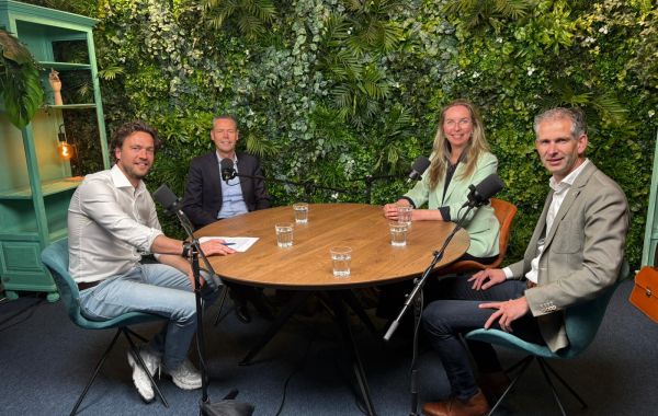 Podcastsprekers aan tafel