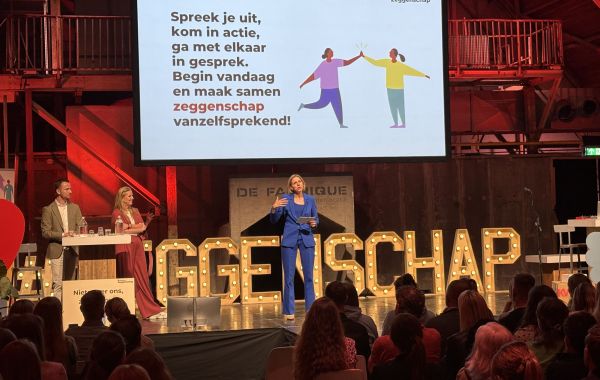 beeld van podium slotcongres LAZ