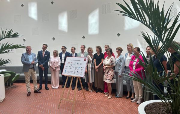 vertegenwoordigers betrokken partijen bij elkaar
