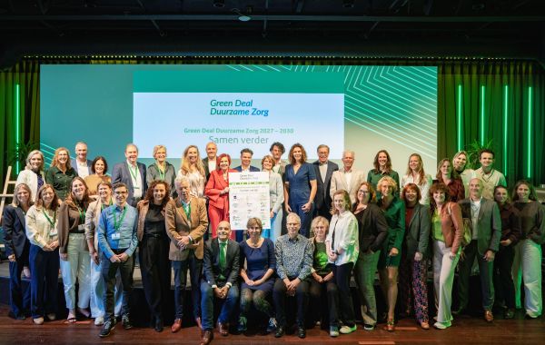 Ondertekenaars van 13 brancheorganisaties voor de nieuwe Green Deal Duurzame Zorg 2027–2030