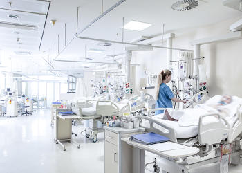 Verpleegkundige bij patient