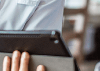 Digitale uitleg tablet verpleegkundige en patiënte