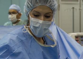 Artsen in beeld tijdens operatie