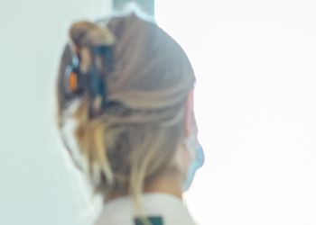 Arts en verpleegkundige kijken naar scherm