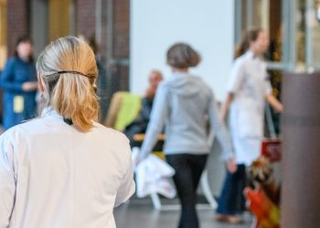 zorgmedewerker loopt in de centrale hal