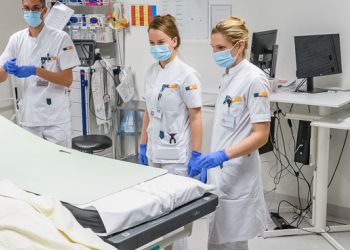 Patiënte wordt binnengereden in de SEH