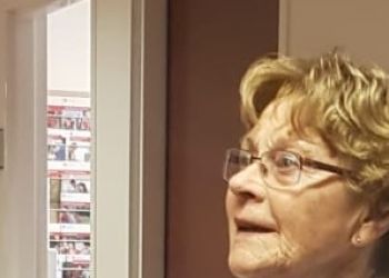 Judith Tielen en bestuurder John Taks in gesprek met zuster Ali, een 90-jarige diacones die al 72 jaar in het Utrechtse stadsziekenhuis werkt.