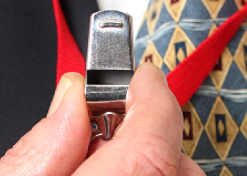 Man met fluitje in zijn handen