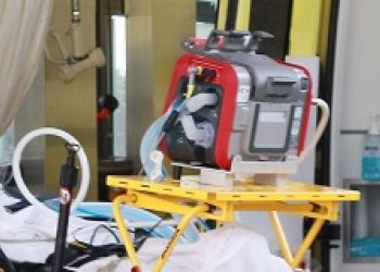 Ambulancebroeders met patiënt op brancard
