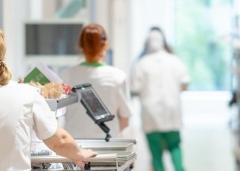 Gang in een ziekenhuis met zorgverleners