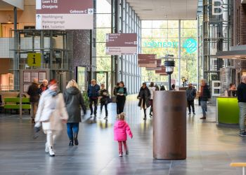 Hal ziekenhuis met allemaal mensen