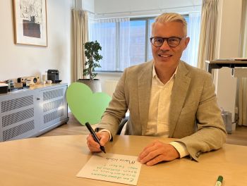 Maxima MC-bestuurder Mario Korte aan een bureau