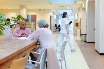 Wachtende patiënten in ziekenhuis