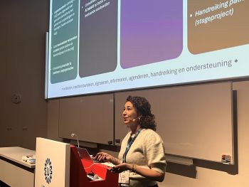 spreker Nina Eminovic vanuit de NVZ