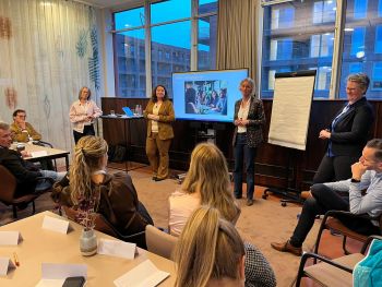 Foto van workshopsetting met onder andere RUN