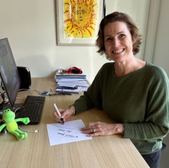 Tamara Kroll aan haar bureau