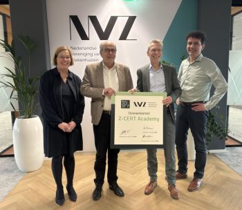 Veronique Esman, Ad Melkert, Wim Hafkamp en Daan Brinkhuis met de getekende overeenkomst met Z-CERT