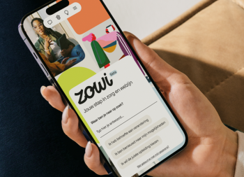 telefoon in hand met app Zowi op het scherm