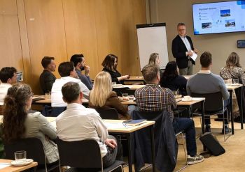 Hans Schoo tijdens bijeenkomst over proactieve zorgbemiddeling