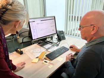 Annemiek Rutters en Simke de Jong achter het dashboard