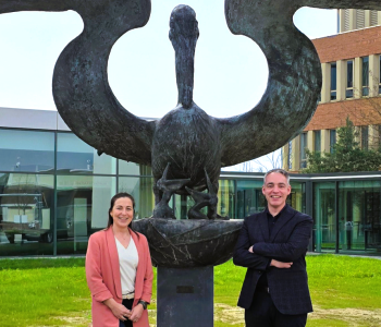 Sasha-Valesca Bröls en Bram Boshuis bij het Laurentius ziekenhuis in Roermond