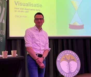 Jens van der Weele voor het scherm