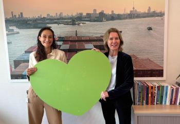 Esther Olman en Marlies Jansen-Landheer met het Groene hart