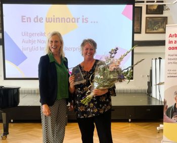 Marian Haring, transferverpleegkundige ontvangt award van Aukje Nauta, jurylid Impactmakerprijs