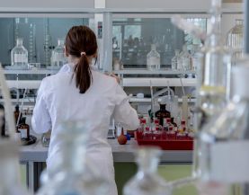 Vrouw aan het werk in het laboratorium van het ziekenhuis