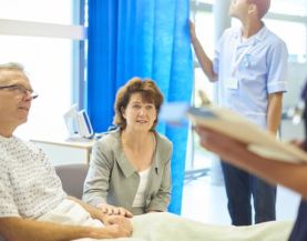 Patiënt en partner in overleg met arts