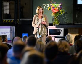 NVZ-directeur Veronique Esman spreekt op bijeenkomst