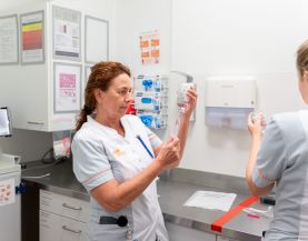 Verpleegkundige prepareert injectiespuit