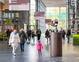 Hal ziekenhuis met allemaal mensen