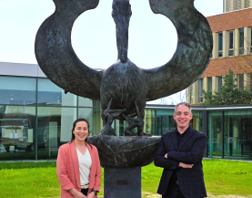 Sasha-Valesca Bröls en Bram Boshuis bij het Laurentius ziekenhuis in Roermond
