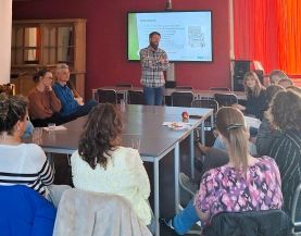 spreker en publiek bij Kick off Green teams Dijklander Ziekenhuis