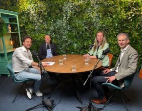 Podcastsprekers aan tafel