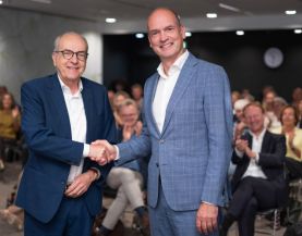 Ad Melkert schudt de hand van zijn opvolger Gert-Jan Segers