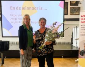 Marian Haring, transferverpleegkundige ontvangt award van Aukje Nauta, jurylid Impactmakerprijs